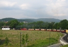 Zug vor dem Stellwerk Wernigerode Westerntor; im Hintergrund der Brocken (31.5.2008).