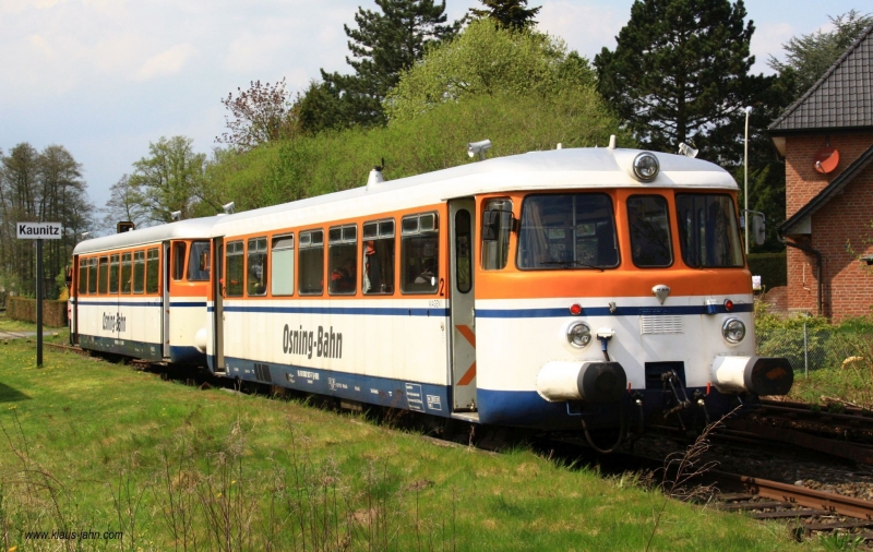 302 027 und 302 051 der Osning Bahn am 28.4.2015 in Kaunitz.