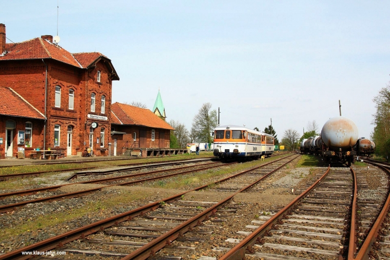 302 027 und 302 051 der Osning Bahn am 29.4.2015 in Obernkirchen.