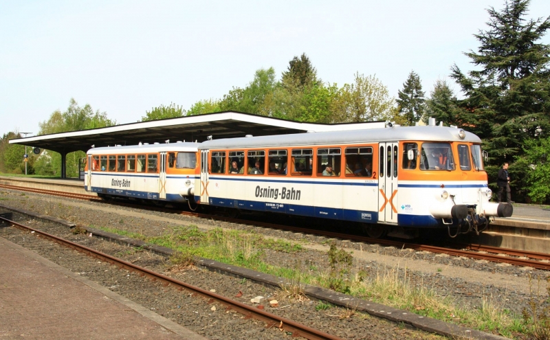 302 027 und 302 051 der Osning-Bahn am 29.4.2015 in Rinteln-Nord.