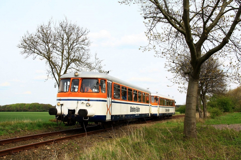 302 027 und 302 051 der Osning-Bahn am 30.4.2015 auf dem Weg von Eystrup nach Hoya.