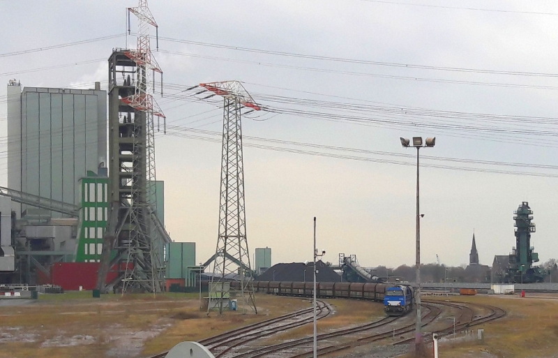 272 001-9 drückt den Kohlezug vom Lager Driesenbusch zum Kraftwerk Walsum rein.