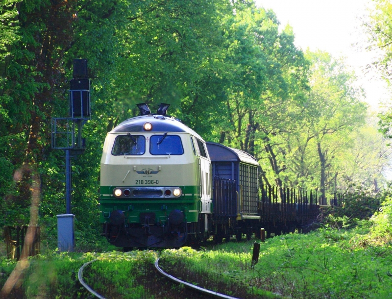 218 396-0 Brohltal Eisenbahn am 23.4.2018 in Voerde-Möllen auf dem Weg nach Voerde-Emmelsum.