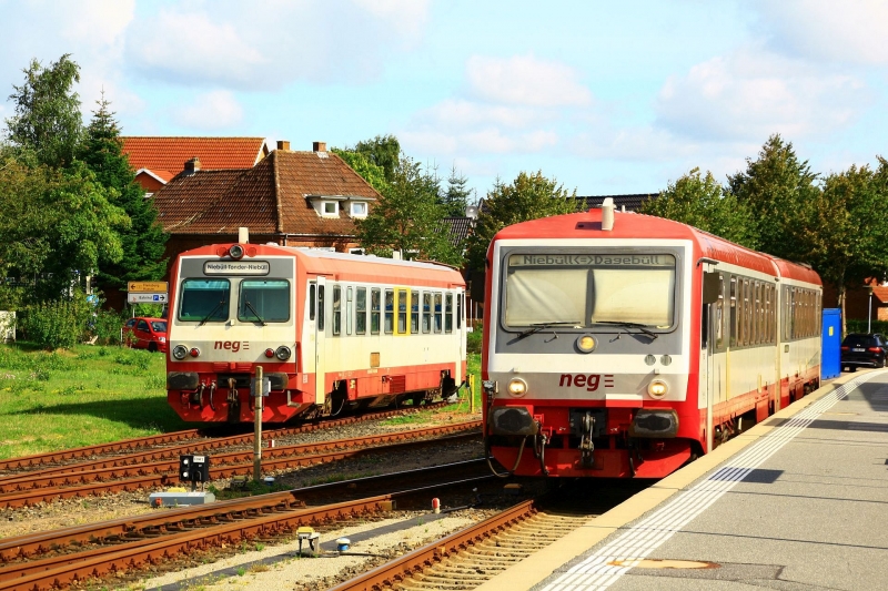 628 506-7 (rechts vorne) am 21.8.2018 in Niebüll, neg Bahnhof.