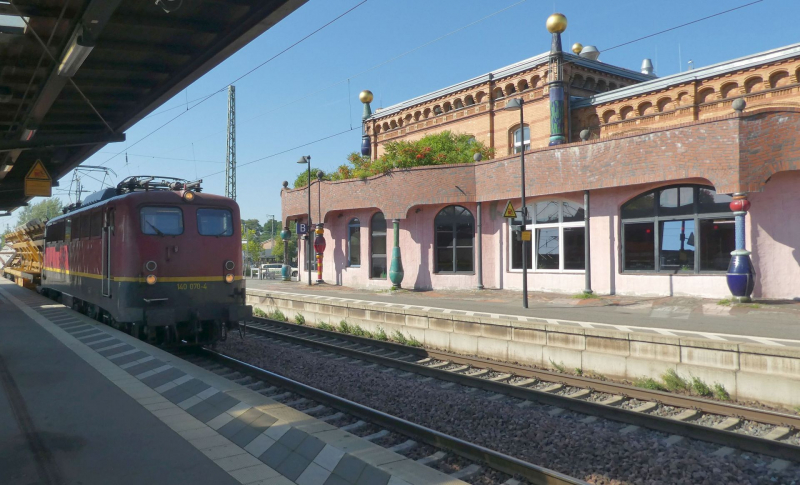 140 070-4 am 8.9.2021 Durchfahrt Friedensreich Hundertwasser Bahnhof in Uelzen.