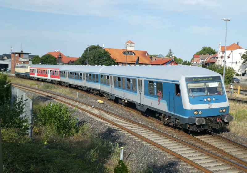 218 472-9 mit bemerkenswerten Wagen als Ersatzverkehr am 19.7.2022 in Werngerode.