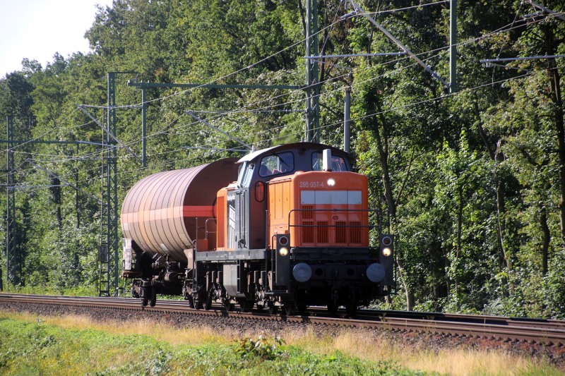 295 057-4 der Bocholter Eisenbahn am 11.7.2023 in Voerde, Rahmstr. mit Kurzzug Richtung Wesel.